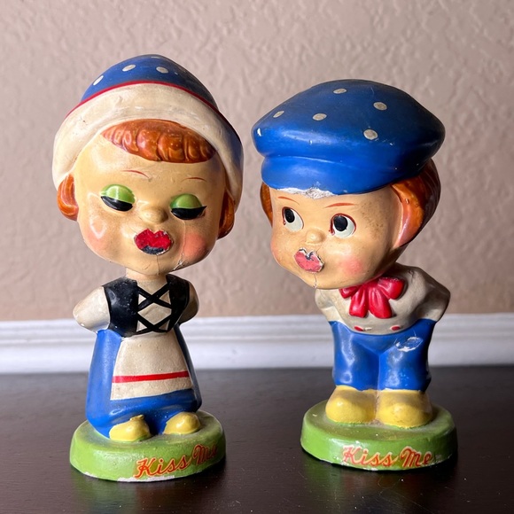 Vintage 1950’s Dutch Boy & Girl “Kiss Me” Bobble Head Pair, Valentine’s Day Gift - Picture 1 of 10